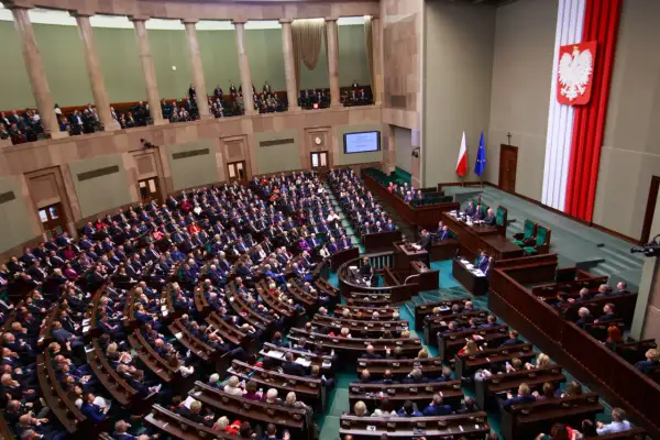 Posłowie debatują nad prawami pracowników handlu w kontekście niedziel handlowych. Lewica walczy o wolne niedziele dla handlowców.