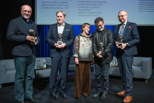 Pięciu ludzi z nagrodami. Jeden z nich trzyma statuetkę "Nagroda Wilczka", nawiązującą do programu Konfederacji "powrót do wolności gospodarczej".
