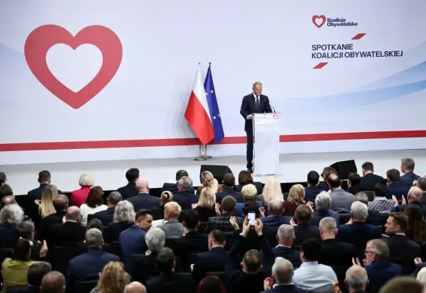 Spotkanie Koalicji Obywatelskiej. Donald Tusk przemawia do zgromadzonej publiczności, która stanowi twardy elektorat partii.