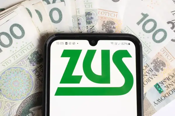 Telefon z logo ZUS na tle banknotów 100 zł. Czy to zapowiedź zmian w 800 plus?