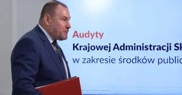 Audyty w ministerstwach po rządach PiS, wyniki Koalicji Obywatelskiej. Mężczyzna w garniturze prezentuje wyniki kontroli.