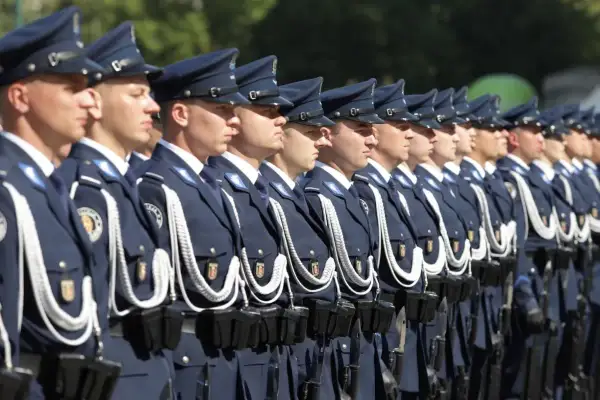 Ustawieni w szeregu policjanci w galowych mundurach. Czy to zapowiedź reformy policji i służb mundurowych w ramach koalicji obywatelskiej?