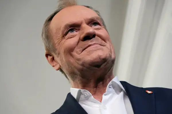 Uśmiechnięty Donald Tusk, jak polityka rządu Tuska wpływa na giełdę i rynek kapitałowy.