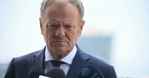 Donald Tusk z zaciętą miną przed mikrofonami. Czy Koalicja Obywatelska rozliczy afery PiS?
