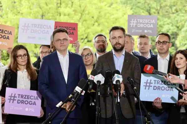 Politycy prezentują hasła #TrzeciaDroga, podkreślając kluczowe różnice między Polską 2050 a PSL.