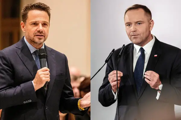 Rafał Trzaskowski buduje pozycję wewnątrz Koalicji Obywatelskiej, przemawiając do mikrofonu. Obok polityk w garniturze.