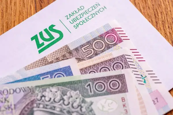 ZUS i polskie banknoty. Marzenie o 13. pensji w 2026 roku staje się realne dzięki oszczędnościom.