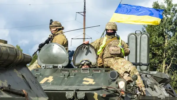 Żołnierze na transporterze z flagą Ukrainy. To obrazuje stosunek Konfederacji do wojny na Ukrainie i pomocy uchodźcom.