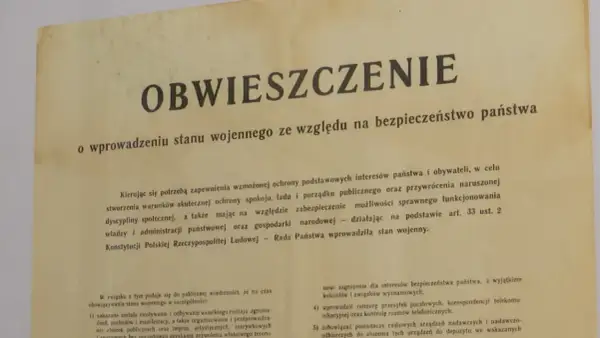 Obwieszczenie o wprowadzeniu stanu wojennego. Dokument informuje o ograniczeniach i zakazach w związku z bezpieczeństwem państwa.
