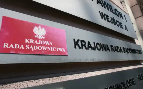 Tablica Krajowej Rady Sądownictwa. Koalicja Obywatelska zapowiada zmiany w KRS, by przywrócić praworządność.
