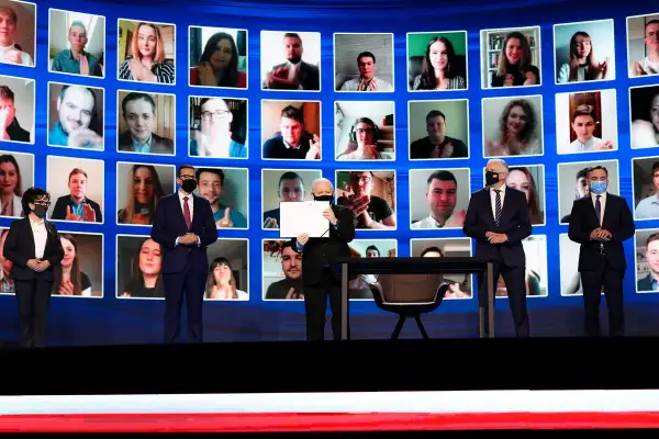 Wirtualne spotkanie z samorządowcami. Jak rządy zjednoczonej prawicy wpłynęły na samorządy? Dyskutują politycy na tle ekranów z uczestnikami.