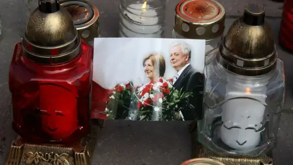 Pamięć o ofiarach katastrofy smoleńskiej. Zdjęcie pary prezydenckiej z kwiatami, otoczone zniczami. Ile kosztowało utrzymanie komisji smoleńskiej Macierewicza?