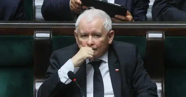 Jarosław Kaczyński w zamyśleniu. Kto jest potencjalnym następcą?