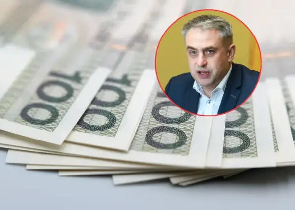 Lewica proponuje opodatkowanie gigantów cyfrowych. W tle stos banknotów 100 zł.