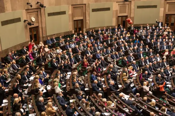 Posłowie Polski 2050 głosują w sprawie aborcji. Widać podniesione ręce i debatę w Sejmie.