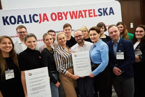 Polska 2050 i Koalicja Obywatelska wspierają prawa osób LGBT+. Grupa osób prezentuje dokument "Pakiet Pierwszej Pomocy dla społeczności LGBT+", promujący związki partnerskie.