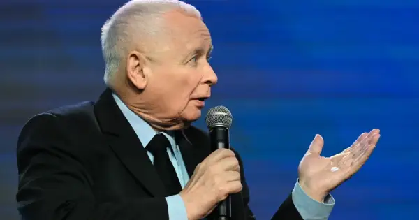 Jarosław Kaczyński przemawia, zastanawiając się, czy PiS może wrócić do władzy po kolejnych wyborach.
