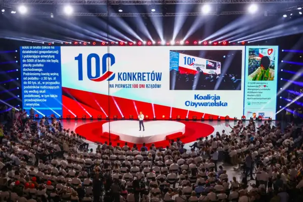 Na scenie Koalicji Obywatelskiej prezentowane są "100 konkretów na pierwsze 100 dni rządów". W tłumie widzów widać hasła i symbole partii.