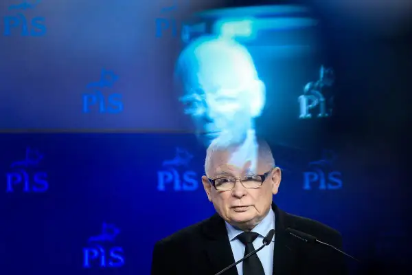 Jarosław Kaczyński w otoczeniu logo PiS, z widmem na tle. Czy to symbolizuje jakie błędy popełnił PiS w kampanii wyborczej?