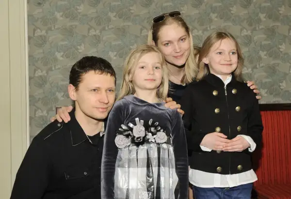 Dominika Chorosińska z rodziną. Uśmiechnięty mężczyzna, kobieta i dwie dziewczynki pozują do zdjęcia.