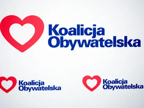 Czerwone serca i napis "Koalicja Obywatelska". Czy koalicja obywatelska obniży podatki dla małych firm?