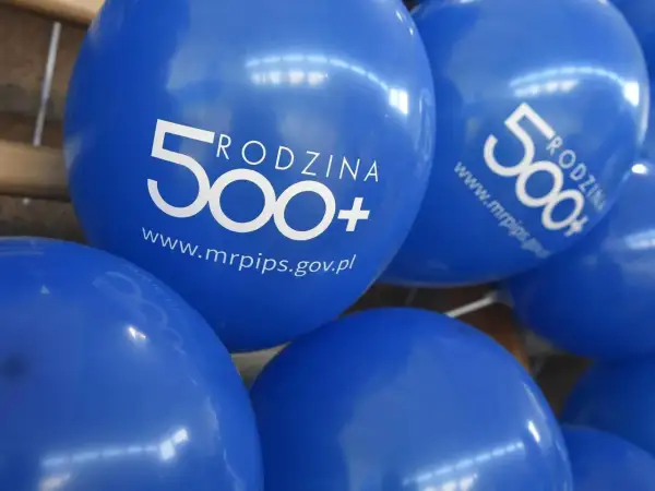 Niebieskie balony z napisem "Rodzina 500+" i adresem strony www.mrpips.gov.pl. Symbolizują skuteczność programów polityki demograficznej PiS.