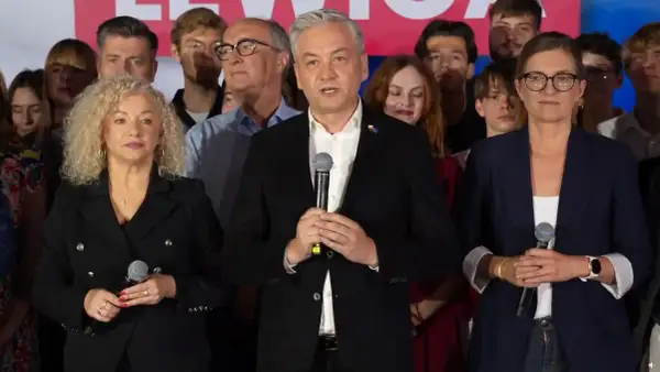 Kryzys wizerunkowy lewicy: dlaczego notowania partii wciąż spadają? Liderzy partii z mikrofonami na tle zwolenników.