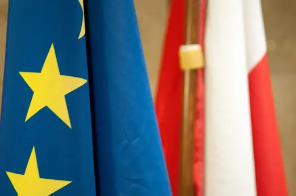 Flaga UE obok polskiej. Dyskusja: konfederacja a unia europejska, polexit czy tylko reforma?