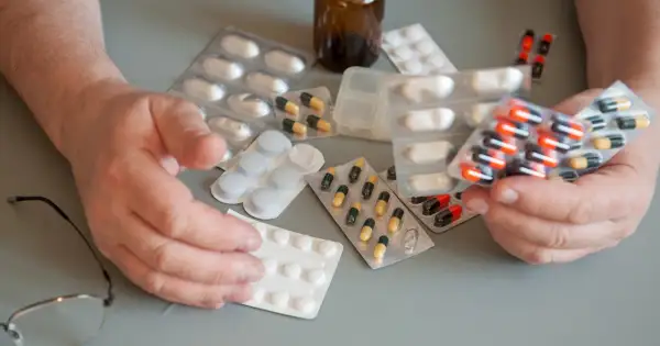 Ręce seniora trzymają opakowania z lekami. To symbol tego, co lewicy udało się wprowadzić: bezpłatne leki dla seniorów.
