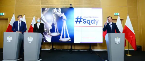 Konferencja prasowa dotycząca reformy wymiaru sprawiedliwości. Na ekranie hasło #Sądy, obok politycy PiS. Kalendarium zmian.