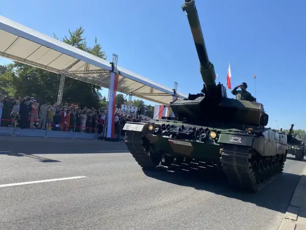 Czołg na paradzie wojskowej, symbol nowoczesnej armii, jak partia Polska 2050 widzi modernizację polskiej armii.