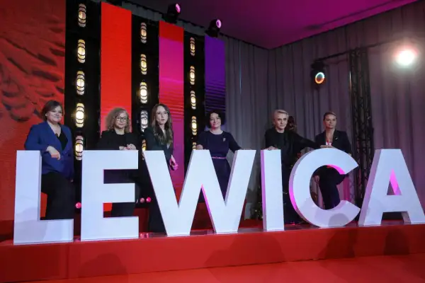 Kobiety na tle napisu "LEWICA". Dyskusja o powodach rozłamu w koalicji Nowa Lewica a Partia Razem.