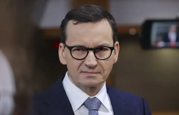 Mateusz Morawiecki w okularach, w garniturze. Dyskutuje o tym, wakacje kredytowe PIS dla kogo były korzystne.