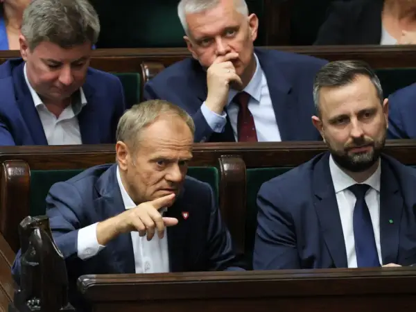 Donald Tusk wskazuje palcem, omawiając reforma trybunału konstytucyjnego, plan koalicji obywatelskiej.
