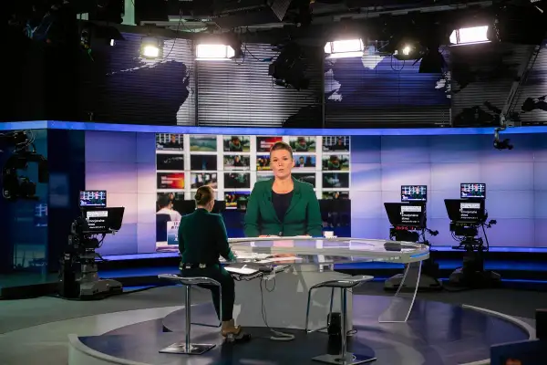 W studiu telewizyjnym dziennikarka omawia, jak ustawa Lex TVN wpłynęła na wizerunek rządu PiS.