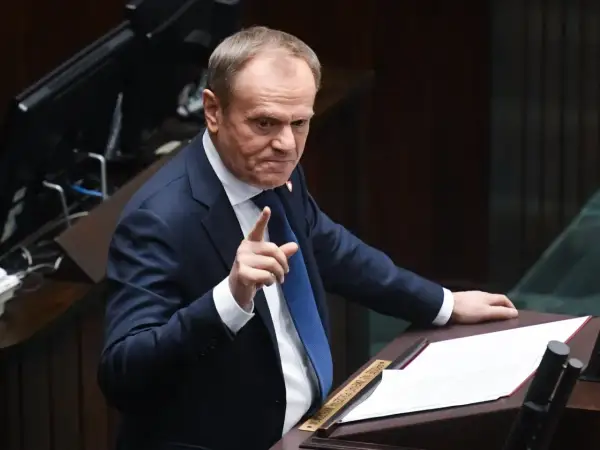 Donald Tusk przemawia, podkreślając znaczenie praw kobiet i ustawy o aborcji dla Koalicji Obywatelskiej.