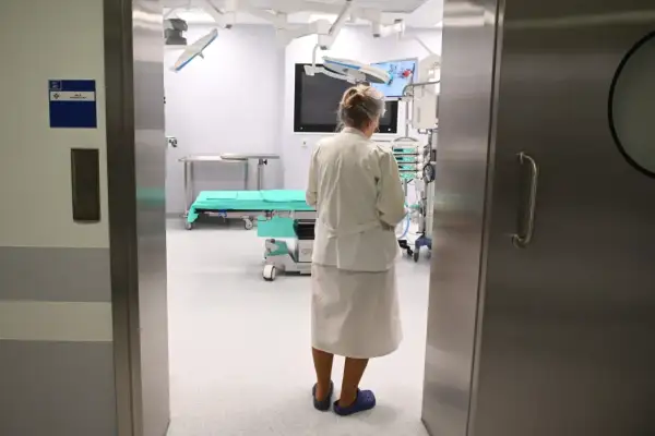 Pielęgniarka w sali operacyjnej, czekająca na nowe podwyżki dla pielęgniarek najnowsze wiadomości.